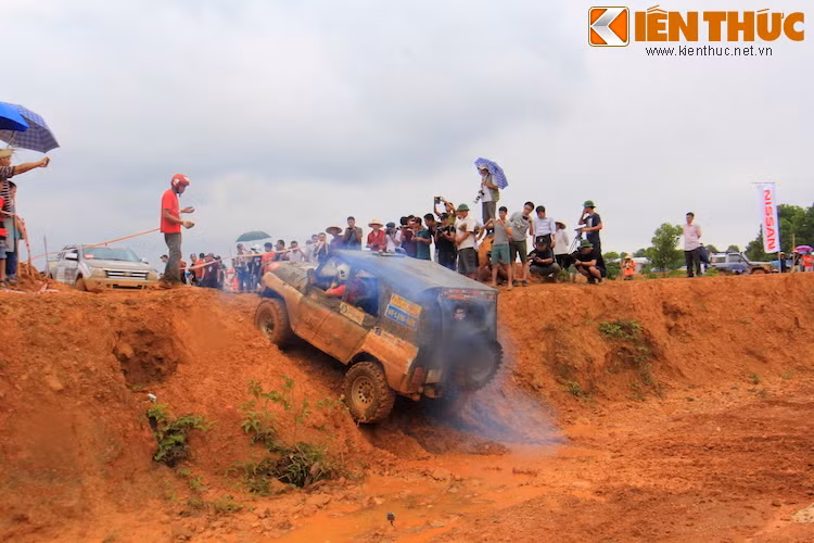 Do đất ngấm nước mưa nên việc trở lên từ lòng suối trở nên cực kỳ khó khăn vì trơn trượt, mà ngay cả những chiếc xe bán chuyên cũng khó lòng vượt qua.