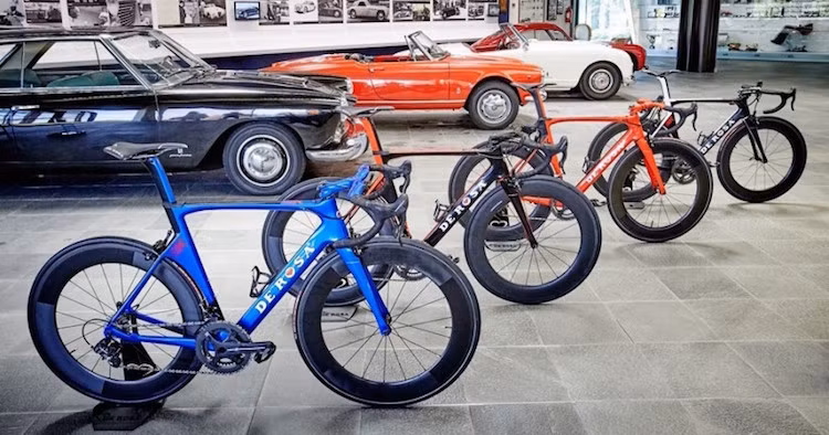 Xe đạp De Rosa SK Pininfarina sẽ được bán với 4 màu khác nhau.