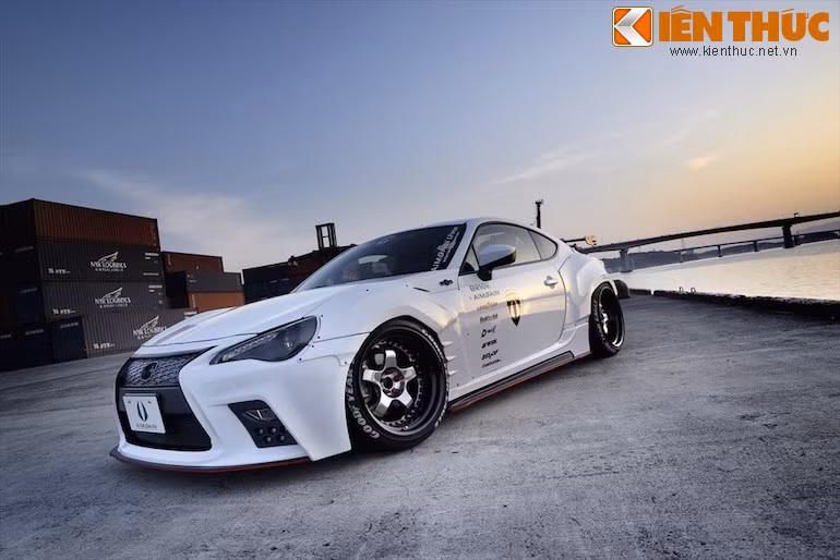 Cản trước còn được lắp thêm các đèn sương mù LED theo phong cách Lexus.