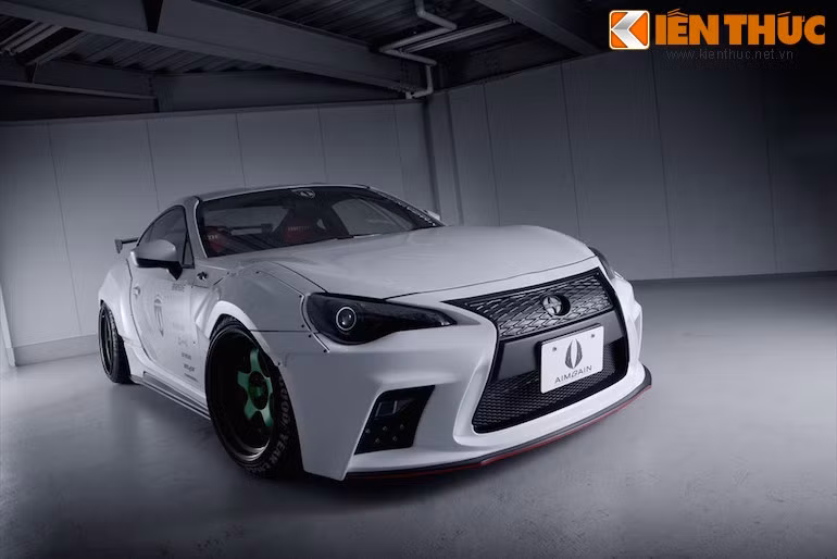Bởi các vòm bánh đã rộng hơn, lựa chọn mâm tốt nhất trên phiên bản này là Work Meister S1 5 cánh với lòng mâm sâu.