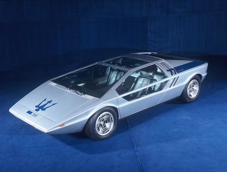 Kiểu dáng của chiếc xe được tạo nên bởi nhà thiết kế huyền thoại Giorgetto Giugiaro, tới từ công ty ItalDesign.