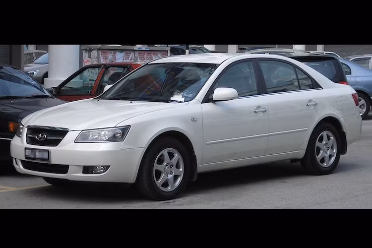 Sonata thế hệ thứ 5 được tung ra vào năm 2004, với thiết kế lấy cảm hứng từ xe Âu và một loạt các trang bị mới.