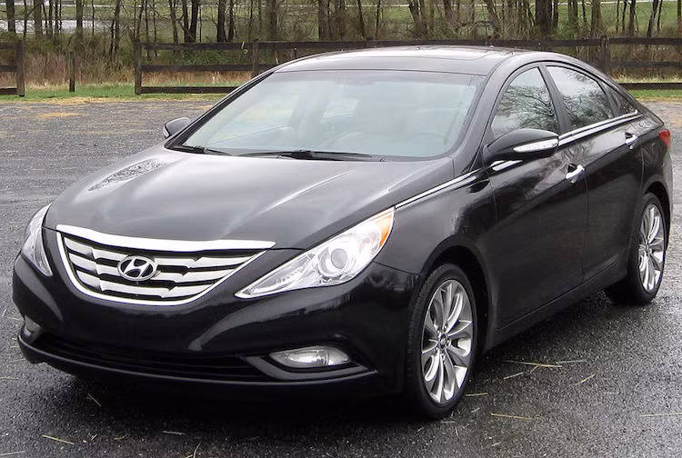 Phải tới năm 2009, Sonata mới có sự lột xác toàn diện với thế hệ thứ 6. Đây là thế hệ Sonata đầu tiên có phiên bản hybrid.