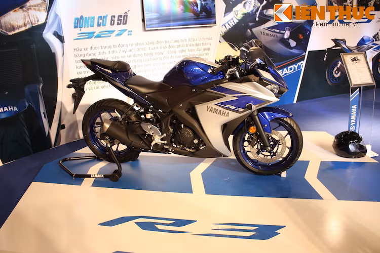 Bộ tem của R3 có thiết kế lấy cảm hứng từ chiếc superbike R1. Xe chỉ có duy nhất phiên bản màu xanh GP khi bán tại Việt Nam.