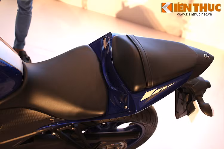 Giống nhiều mẫu sportbike khác, R3 có yên 2 tầng.