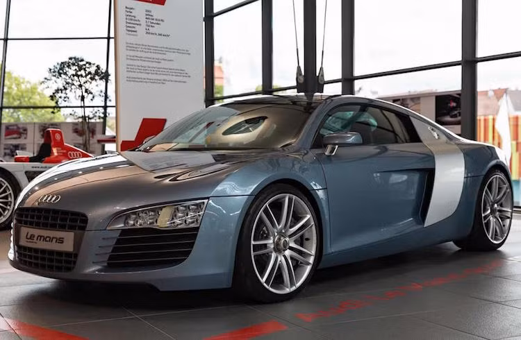 Vào năm 2003 tại triển lãm Frankfurt, Audi đã bày tỏ ý định muốn tung ra một chiếc siêu xe thực thụ khi đem tới trưng bày mẫu concept với tên gọi Le Mans quattro.