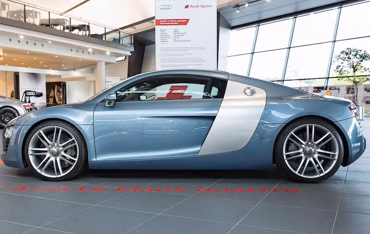 Dù đều được trang bị động cơ V10 với công suất 610 PS nhưng cỗ máy nằm giữa Audi Le Mans và R8 khá khác nhau. Le Mans quattro được trang bị khối máy V10 tăng áp kép với dung tích 5 lít, đem tới mô-men xoắn cực đại 750 Nm.