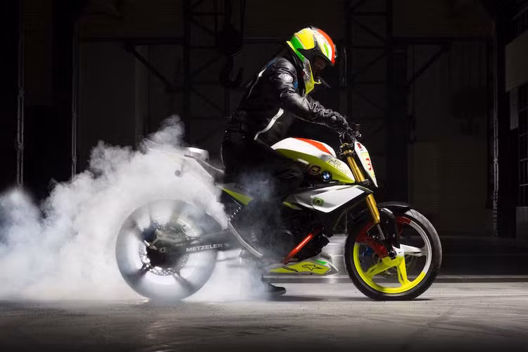 Khi được tung ra thị trường, những đối thủ chính của xe là KTM Duke 390, Yamaha MT-03 hay Honda CBR300R.