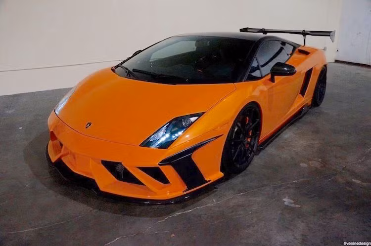 Với số tiền độ lên tới hơn 50.000 USD (hơn 1 tỷ đồng), s iêu xe Lamborghini Gallardo LP560-4 đã có ngoại hình gần như y hệt bản đua Super Trofeo. Trong đó, chi tiết quyết định tới kiểu dáng của chiếc xe là bộ bodykit Super Veloce SVR-G.
