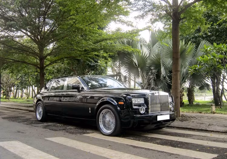 Với bộ bánh căm mạ chrome sáng bóng, chiếc Rolls-Royce đã có vẻ đẹp độc đáo và phần nào gợi nhớ về những chiếc Phantom đầu tiên những năm 1929.