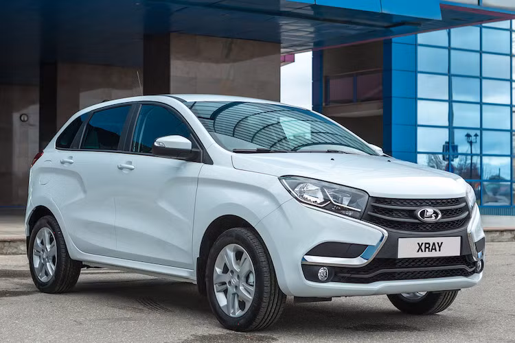 Theo Lada, XRay sử dụng khung sàn B0 của Renault-Nissan với hơn 500 chi tiết riêng. Như vậy, về cơ bản chiếc xe chia sẻ chung nền tảng với mẫu hatchback Renault Sandero Stepway cũng đã xuất hiện tại Việt Nam.