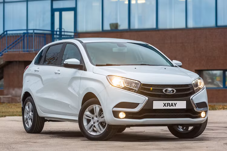 Được phát triển từ mẫu concept X-Ray 2 trước đây, chiếc hatchback "lai" crossover XRay mới là mẫu xe hoàn toàn mới thứ 2 của Lada trong thế kỷ 21, sau mẫu sedan giá rẻ Vesta.