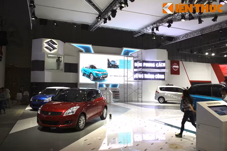 Khu trưng bày của Suzuki khá giản dị với các mẫu xe quen thuộc của hãng như Swift hay Ertiga, nhưng được "làm mới" lại bằng các phiên bản đặc biệt.