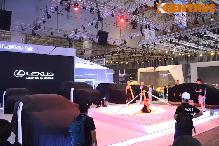 Khu trưng bày của Lexus năm nay tại VMS 2015 hứa hẹn sẽ thu hút được nhiều khách hàng bởi dàn mẫu "Tây" hấp dẫn và các chương trình biểu diễn nghệ thuật.