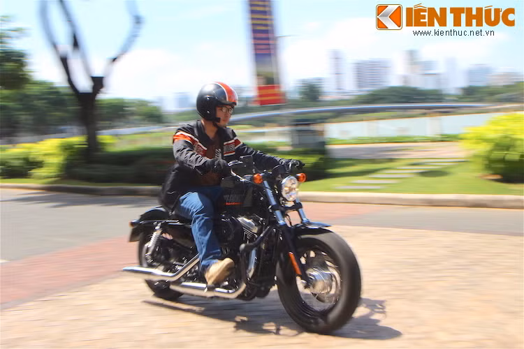 Được trang bị động cơ 1200 cc cùng tư thế ngồi dạng cruiser với cần số và bàn đạp phanh đặt vươn cao về phía trước, mẫu xe này đã khiến nhiều biker trẻ, mới chỉ chạy naked bay sportbike cảm thấy hơi "bỡ ngỡ". Mặc dù vậy, cảm giác lái mà 48 đem lại vẫn khá "nhàn" với những người có thể lực tốt.