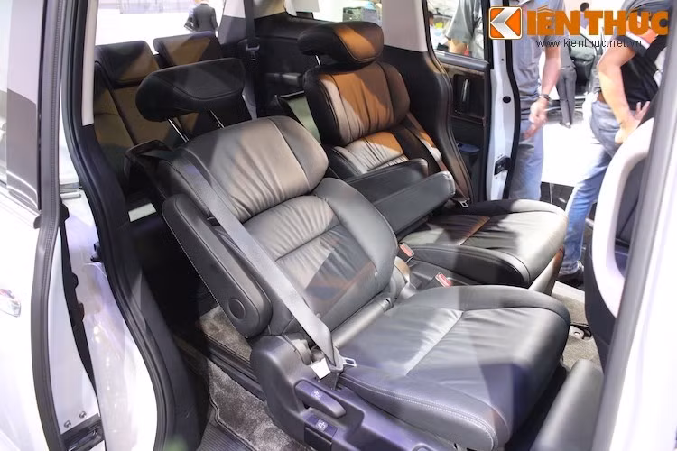 Hàng ghế thứ 2 hạng thương gia là điểm khác biệt của Honda Odyssey, với khả năng điều chỉnh 10 hướng cấu trúc lưng ghế và mặt ghế có thể di chuyển đồng thời tối ưu hóa mọi tư thế ngồi, mang đến không gian rộng rãi và thoải mái cho hành khách như đang ngồi trên 1 chiếc limousine.