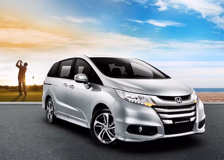 Kèm theo động cơ là hộp số vô cấp CVT mới được phát triển, đồng thời được tích hợp các tính năng như hệ thống hỗ trợ lái xe tiết kiệm nhiên liệu hay chức năng tự động tắt động cơ tạm thời.