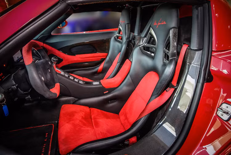 Ở trong nội thất, Alcantara màu đỏ là vật liệu chính được sử dụng để bọc các chi tiết. Ngoài ra, da màu đen cũng được Gemballa lựa chọn để tạo độ tương phản.