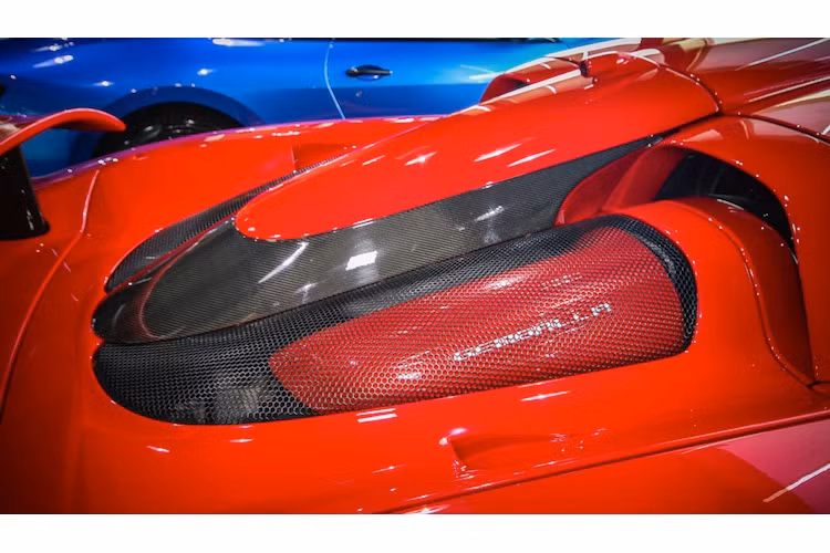 Trên Mirage GT, Gemballa đã độ lại khối động cơ V10 của Carrera GT từ 558 lên thành 670 mã lực, khiến chiếc siêu xe này càng trở nên khó điều khiển và "đáng sợ" hơn, ngay cả với những tay lái lão luyện nhất.