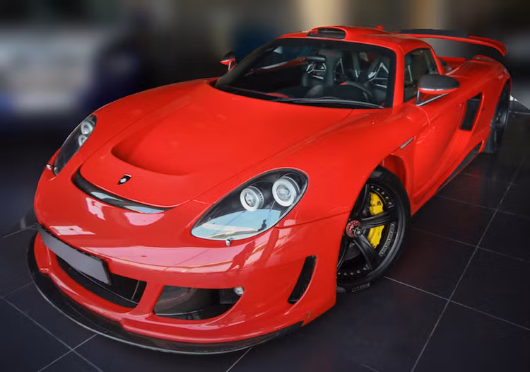  Gemballa Mirage GT là sản phẩm của Gemballa - Một hãng chuyên độ Porsche rất nổi tiếng ở Đức. Xe dựa trên cơ sở Porsche Carrera GT.