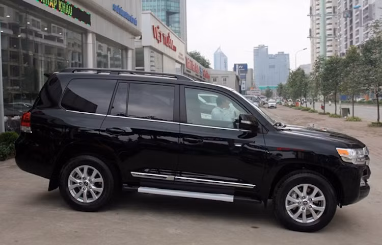 Ở hai bên thân xe không có nhiều thay đổi so với phiên bản cũ và vẫn giữ nguyên những bề mặt thân xe nổi lên đầy "cơ bắp", đã trở thành một phần hình ảnh của dòng xe.