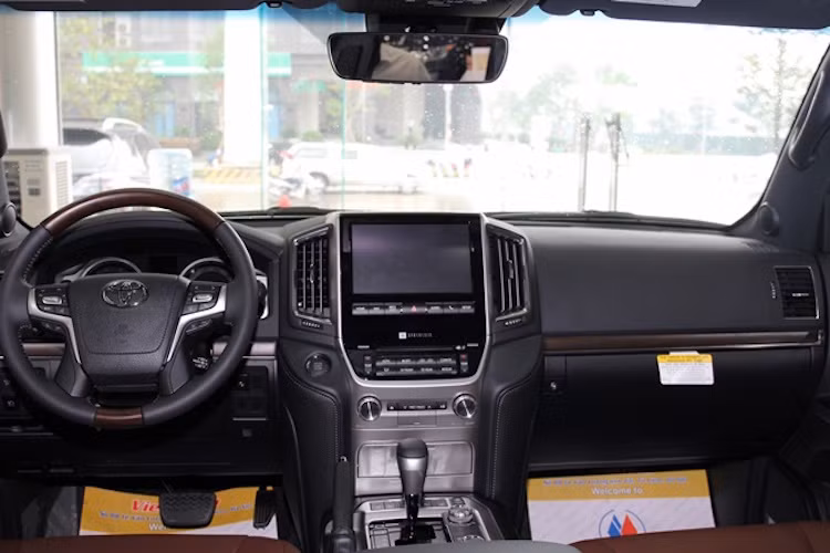 Nội thất Land Cruiser 2016 cũng được đổi mới đáng kể về mặt thiết kế. Trong đó, bảng táp lô bố trí lại các cụm điều khiển chức năng và màn hình cho hệ thống giải trí đặt ở vị trí cao hơn.