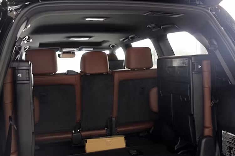 Phía sau khoang hành lý, Land Cruiser 2016 còn có thêm 2 chiếc ghế gập gọn nữa, với khả năng chở thêm 3 người khi mở ra và nâng tổng số chỗ ngồi trong xe lên 8.