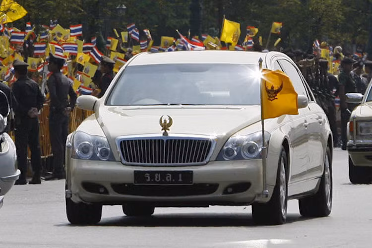 Cố lãnh đạo Kim Jong Il của Triều Tiên vốn nổi tiếng là người yêu xe Mercedes. Ông đã mua một chiếc Mercedes S600 Pullman Guard vào năm 2009 để thay chiếc Maybach cũ. Hiện vẫn chưa rõ người kế nhiệm ông - Kim Jong Un - đi xe gì.