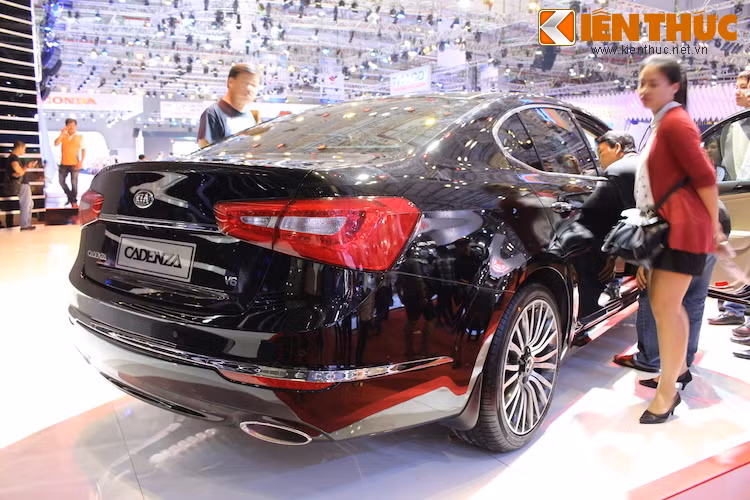 Ở phía sau, Kia tiếp tục sử dụng các dải chrome cho Cadenza. Phần đuôi xe khá giống Audi A6.