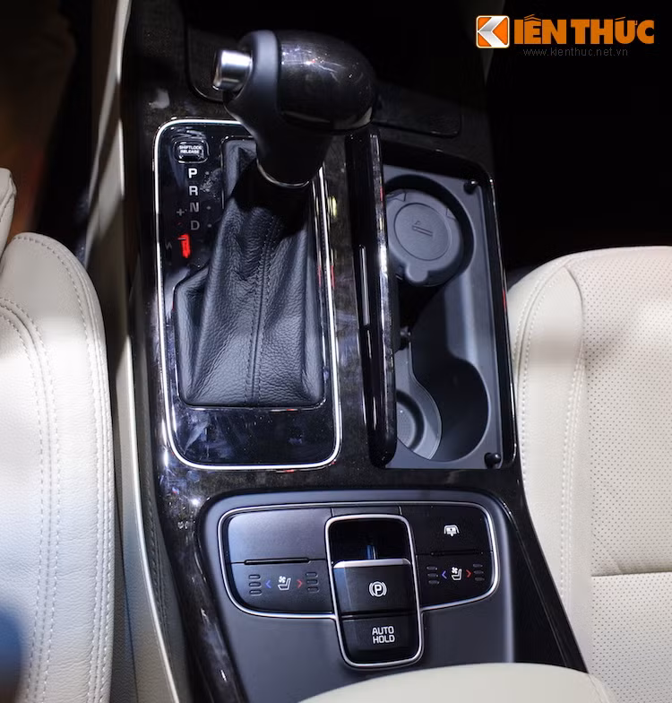 Sức mạnh động cơ được truyền hoàn toàn xuống cầu trước thông qua hộp số tự động 6 cấp.