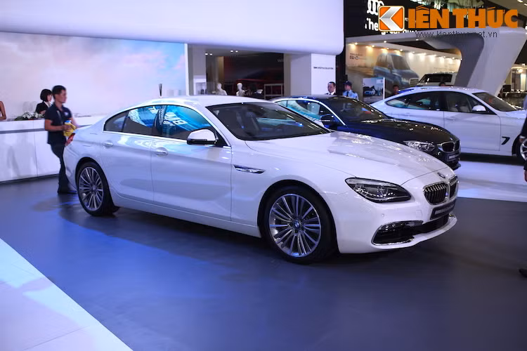 Trong đó, khu trưng bày của BMW nổi bật với chiếc 6 Series Gran Coupe phiên bản nâng cấp mới; đồng thời cũng là nơi ra mắt của chiếc 3 Series phiên bản facelift 2015.