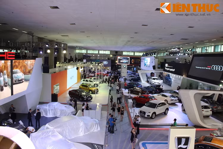 Trong đó, 8 hãng xe gồm Audi, BMW, MINI, Jaguar, Land Rover, Luxgen, Porsche và Renault tổ chức khu trưng bày tại khu nhà A1 của triển lãm.