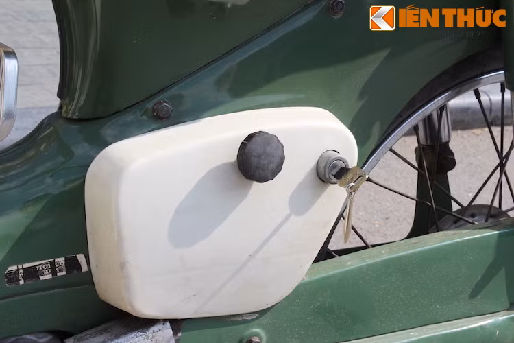 Không như các thế hệ Super Cub sau này với ổ khóa đưa lên sau yếm trái (Cub 79) hay cổ xe (Cub 81), ổ khóa của Dame được đặt ở "cốp" bên trái của xe.