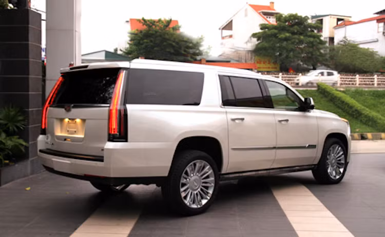 Trong dòng sản phẩm Escalada, ESV Platinum là bản cao cấp nhất, với một số điểm khác biệt ở ngoại thất như mâm đúc 22 inch, lưới tản nhiệt mới sang trọng hơn... Chiếc xe là một "người khổng lồ" trên đường phố Việt với chiều dài 5,68 m, rộng 2,045 m và cao 1,9 m.