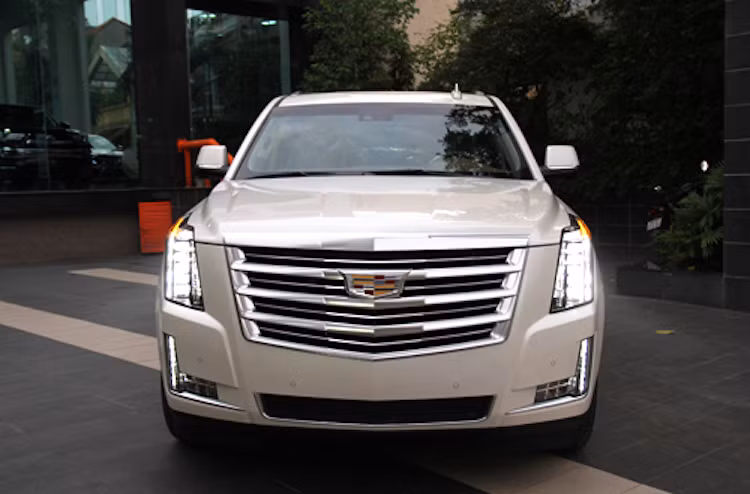 Thuộc thế hệ thứ 4, chiếc Escalade mới nhất sở hữu thiết kế truyền thống của Cadillac nhưng hiện đại hơn, hấp dẫn hơn nhờ có những mảng thân xe góc cạnh, phẳng phiu cùng các chi tiết như dàn đèn pha LED đặt dọc ở phía đầu xe.