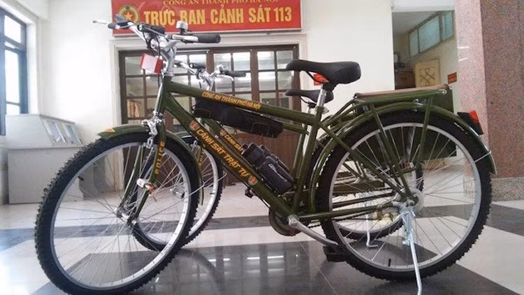 Những chiếc xe đạp chuyên dụng của lực lượng công an Hà Nội được cung cấp bởi Công ty xe dạp Thống Nhất, với các kích thước dài x rộng x cao lần lượt là 1.730 x 600 x 990mm cùng trọng lượng 17,7 kg.