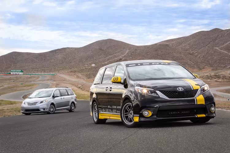 Được tạo ra để trưng bày tại triển lãm xe độ SEMA ở Las Vegas - Mỹ, chiếc Minivan gia đình Toyota Sienna độ bởi hãng độ DG-Spec với tên gọi R-Tuned đã chứng minh rằng một mẫu minivan gia đình cũng có thể đem lại cảm giác cầm lái hứng khởi.