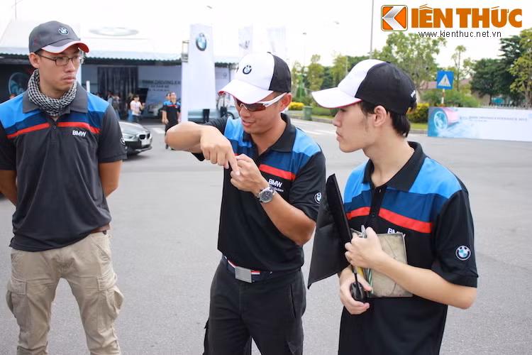 Trước mỗi bài tập, những người tham gia đều được các huấn luyện viên "lão luyện" của BMW hướng dẫn kỹ năng lái cùng những điều cần lưu ý.
