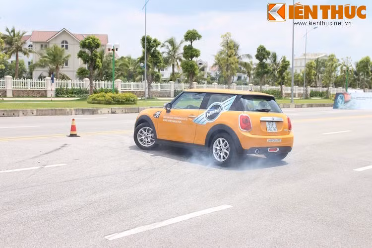 Bởi đây là một kỹ thuật khó, bài tập sẽ được sự hướng dẫn chi tiết của HLV Wong Kah Keen nhằm đảm bảo tính an toàn cho người tham dự.