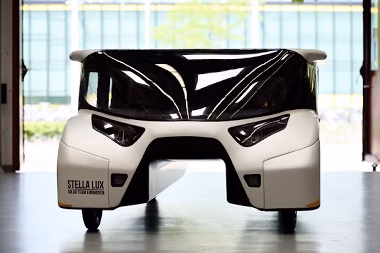 Chiếc xe sẽ được nhóm sinh viên Hà Lan "ghi danh" đăng ký tham gia World Solar Challenge 2015.