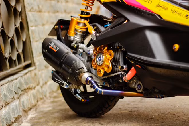 Cuối cùng, những món đồ chơi như phuộc Ohlins, gác chân Rizoma cùng chụp bảo vệ két nước CNC Racing đã tăng thêm phần đẳng cấp cho chiếc Airblade này.