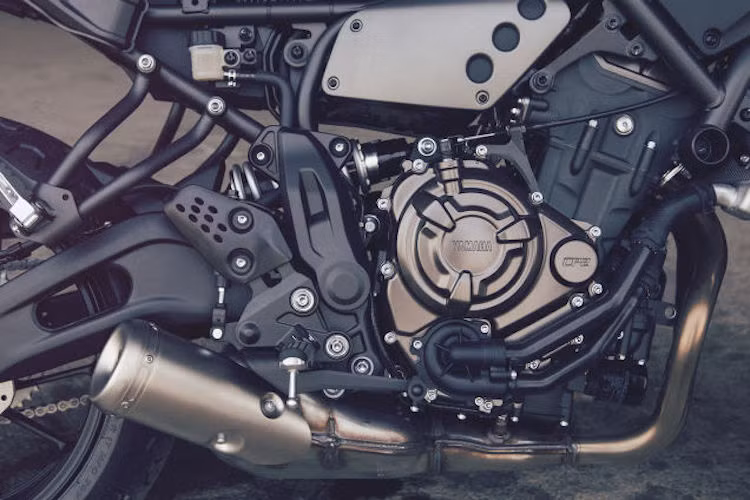 Động cơ của XSR700 y hệt như MT-07, là loại 2 xi-lanh thẳng hàng DOHC 700 cc phun xăng điện tử với hành trình tay biên bố trí dạng crossplane.