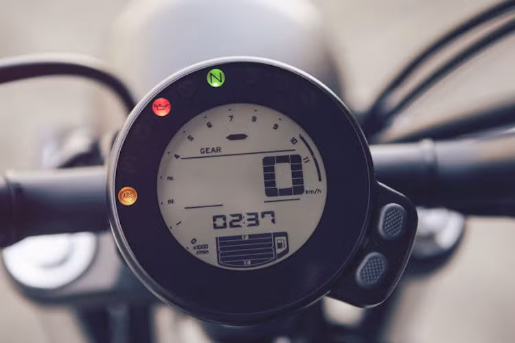 Xe chỉ được trang bị một đồng hồ điện tử duy nhất, nhưng được tích hợp đầy đủ các chức năng, tương tự như dòng XV950.