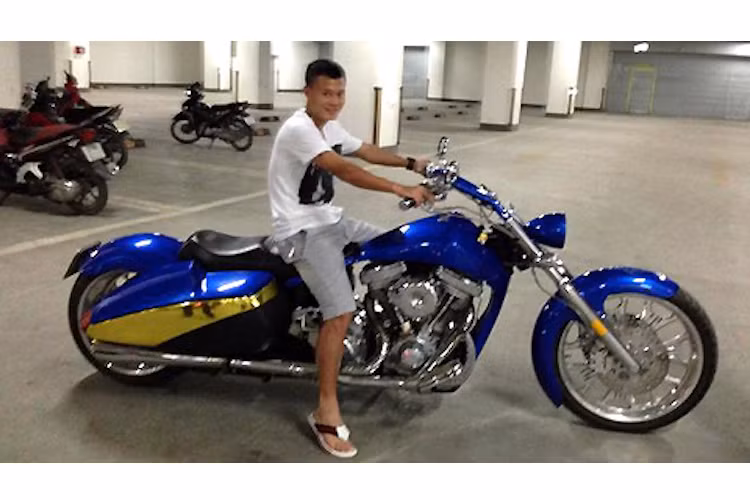 Với vóc dáng nhỏ bé, Thành Lương trở nên "lọt thỏm" khi ngồi trên chiếc Chopper 1800cc. Tuy nhiên hiện vẫn chưa rõ đây là chiếc xe do Thành Lương sở hữu hay anh chỉ "chụp ké".