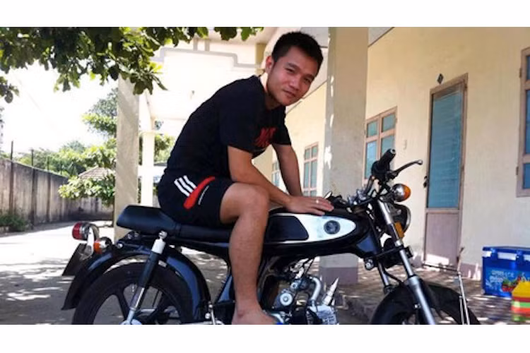 Trong làng cầu thủ Việt, có lẽ người sở hữu chiếc "xế nổ" côn tay giản dịnhất là Đinh Thành Trung, khi anh lựa chọn cho mình một chiếc Honda 67 được lên mâm đúc và phục chế lại hoàn toàn.