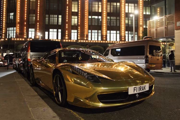 Một chiếc Ferrari 458 Italia đã ra biển số Anh trong ánh đèn đô thị.