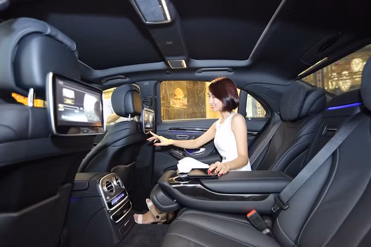 Bên trong nội thất, S400L còn được trang bị hệ thống dẫn đường và định vị vệ tinh GPS tích hợp bản đồ 3D của Việt Nam. Bên cạnh đó là hệ thống thông tin giải trí dành cho từng ghế ngồi phía sau.