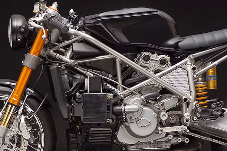  Là một mẫu superbike "chạy trường", 999S vốn đã có những phụ tùng động cơ "khủng" như côn STM ECO, ECU RapidBike, hệ thống chuyển số nhanh..., chính vì vậy động cơ của xe hoàn toàn không bị "đụng chạm". Nó có thể dễ dàng đạt công suất hơn 150 mã lực.
