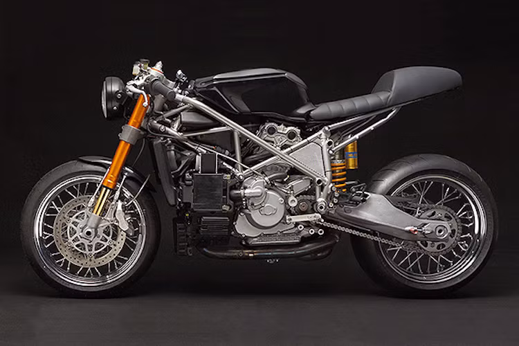 Những thay đổi cuối cùng để 999S có thể ra ngoài phố đó là pô "độ" với cổ Termignoni và lon Zard, đem tới tiếng máy uy lực nhưng vẫn tuân thủ các quy định về độ ồn. Venier Custom đã mất tổng cộng 16 tuần để tạo ra chiếc xe.