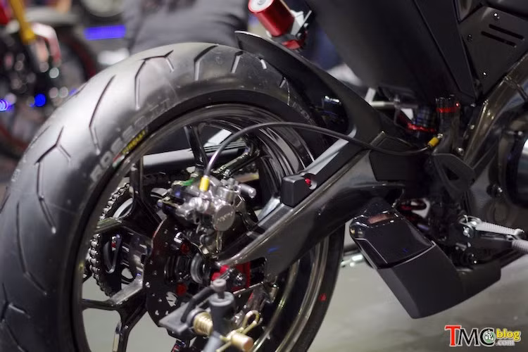 Cuối cùng, chiếc xe đã được trang bị cặp lốp "hàng hiệu" Pirelli Diablo Rosso II, với kích thước 120/60/17 cho bánh trước và 150/60/17 cho bánh sau.